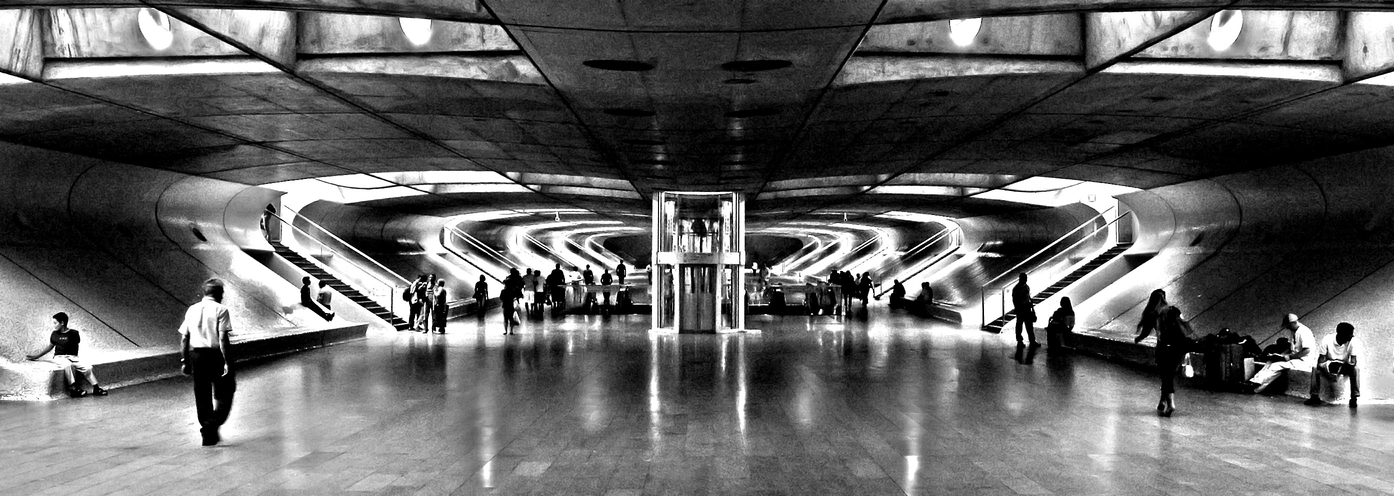 Ein Bild, das Boden, Ebene, Flugzeug, drinnen enthält.

Automatisch generierte Beschreibung